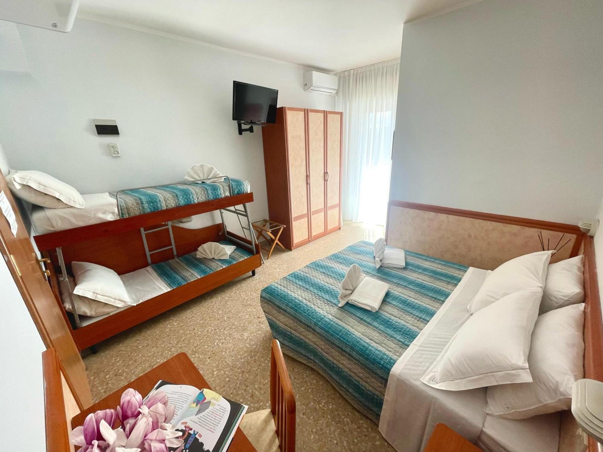 Hotel Crystal Rimini Exterior foto